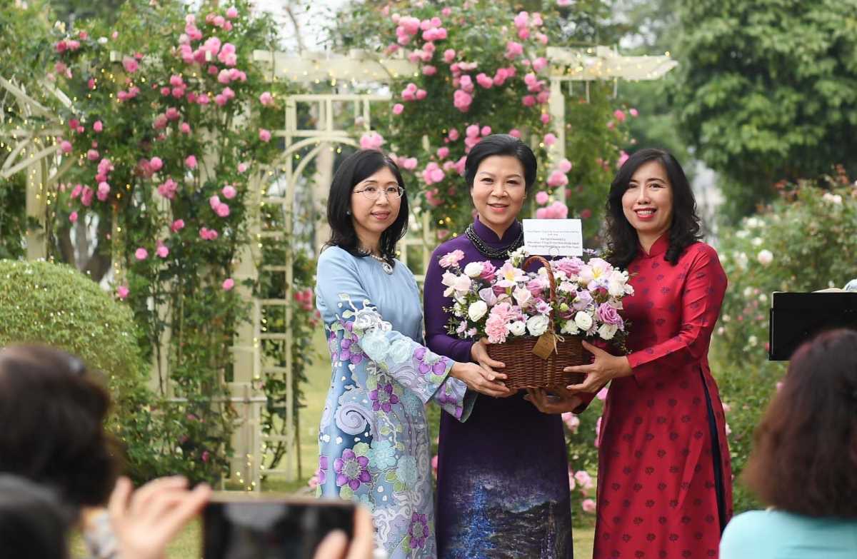 The wife of the Malaysian Ambassador (left) and Deputy Minister Le Thi Thu Hang (right) presented flowers to the wife of General Secretary To Lam, Ms. Ngo Phuong Ly (middle). Photo: Ministry of Foreign Affairs