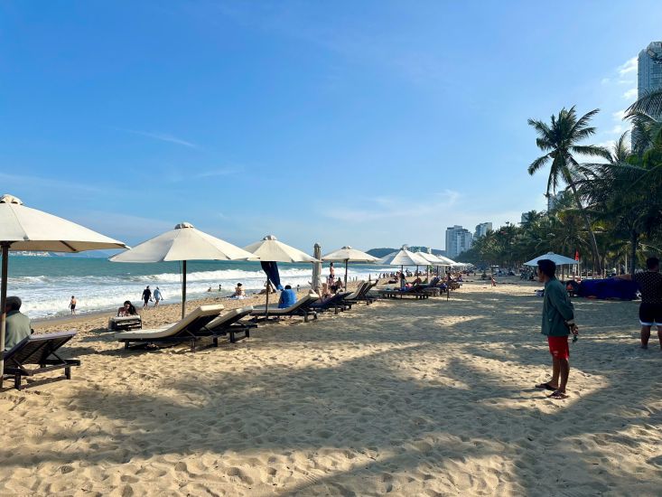 Umbrella and chair rental activities on Nha Trang beach have recently had many shortcomings and need to be strengthened in management. Photo: Huu Long
