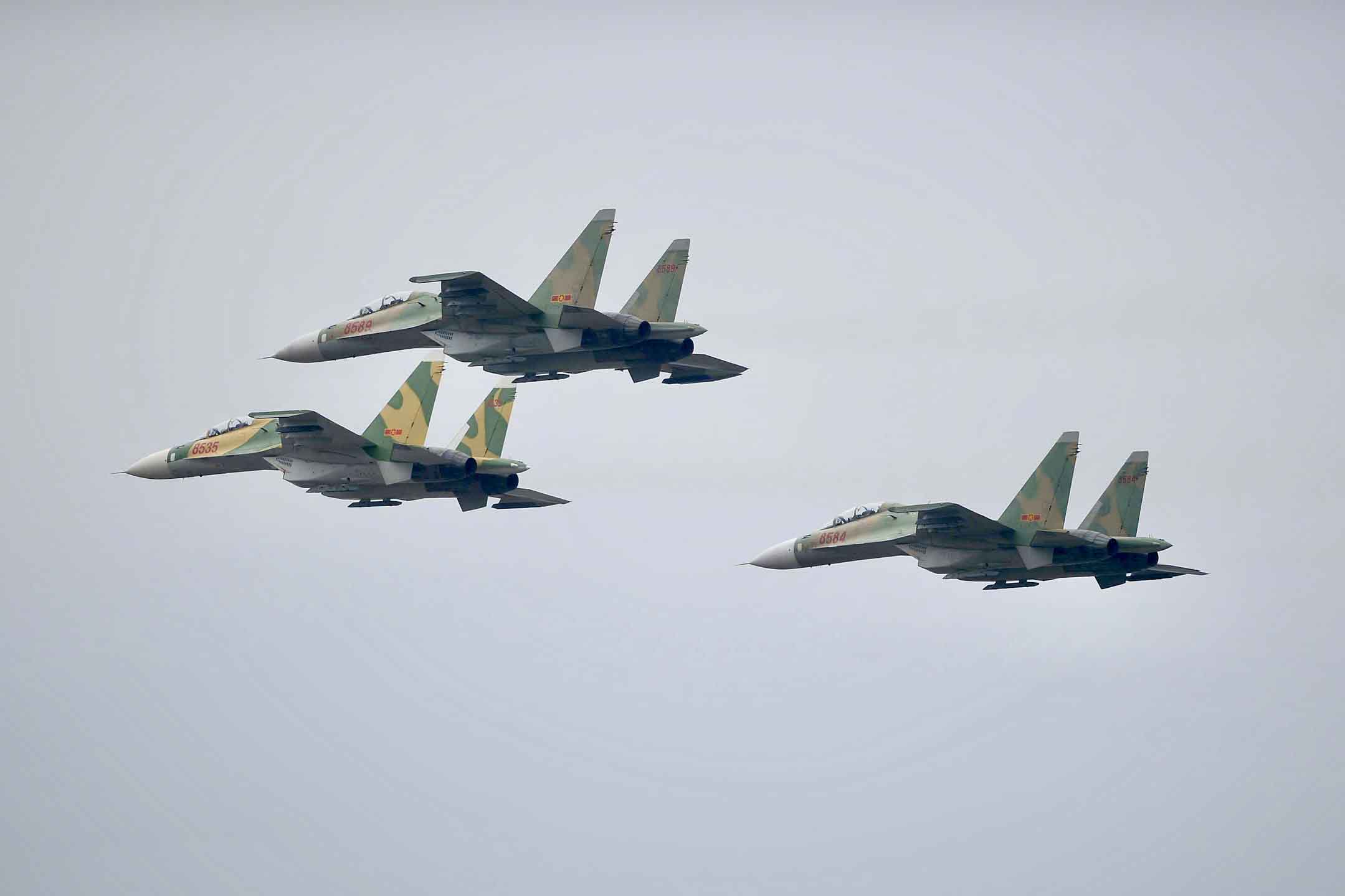 Air Force performs in the sky at the Vietnam International Defense Exhibition 2024. Photo: Huu Chanh