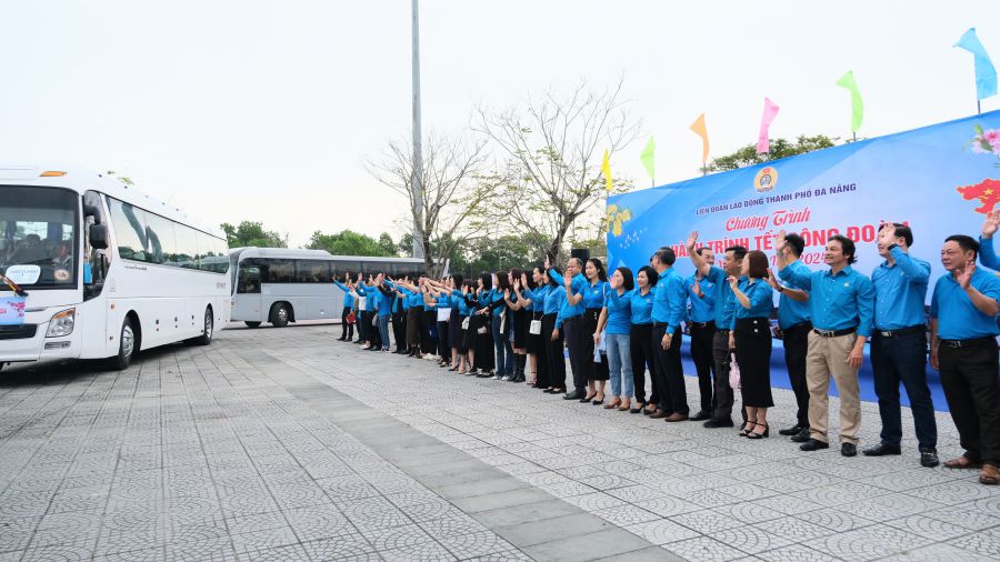 Union Buses take thousands of union members and workers from Da Nang home safely for Tet. Photo: Tra Van