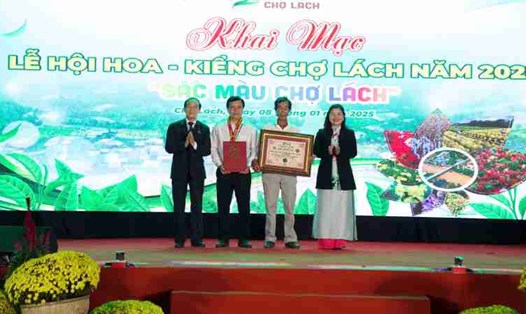 Tuyến đường hoa kiểng do cộng đồng tạo tác dài nhất Việt Nam đạt kỷ lục Guinness Việt Nam. Ảnh: Hoàng Lộc