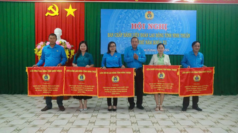 Mr. Tran Van Dong - Chairman of Ninh Thuan Provincial Labor Federation (third from right) - presented emulation flags to units with outstanding achievements in the emulation movement and Trade Union activities in 2024. Photo: Phuong Linh