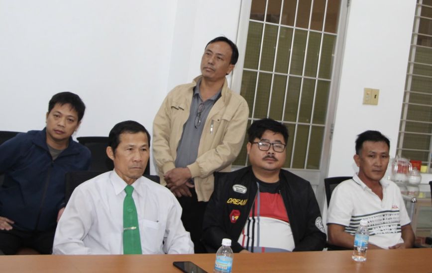 Workers' representatives presented at the dialogue about Mai Linh Nha Trang Company Limited's long-standing debt of wages and social insurance. Photo: Phuong Linh