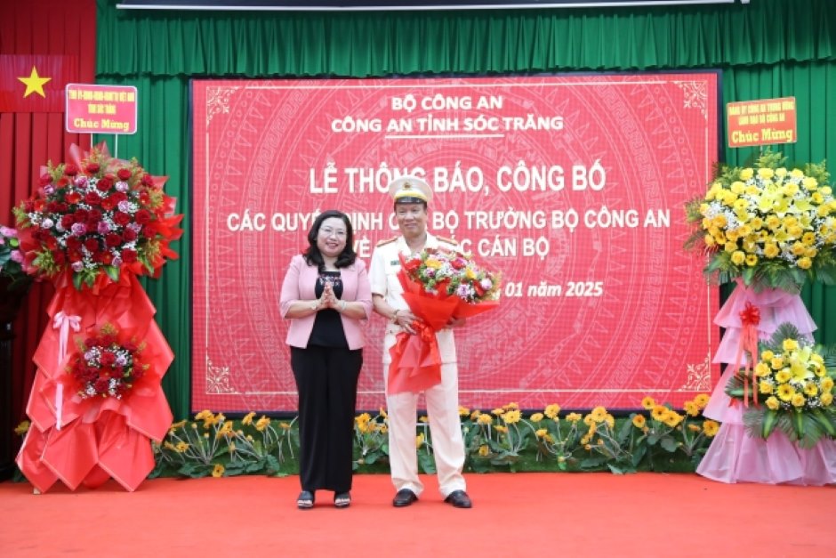 Dong chi Ho Thi Cam Dao - Pho Bi thu thuong truc Tinh uy, Chu tich Hoi dong nhan dan tinh Soc Trang tang hoa chuc mung Dai ta Pham Quoc Viet – Pho Giam doc phu trach Cong an tinh Soc Trang