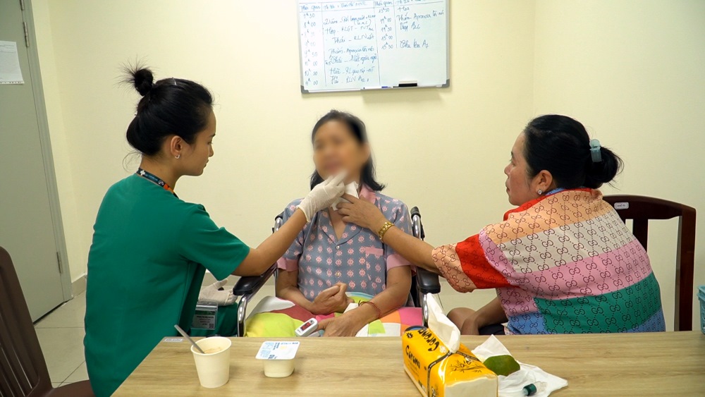 A patient with a swallowing disorder is being treated at Military Hospital 175. Photo: Anh Tu