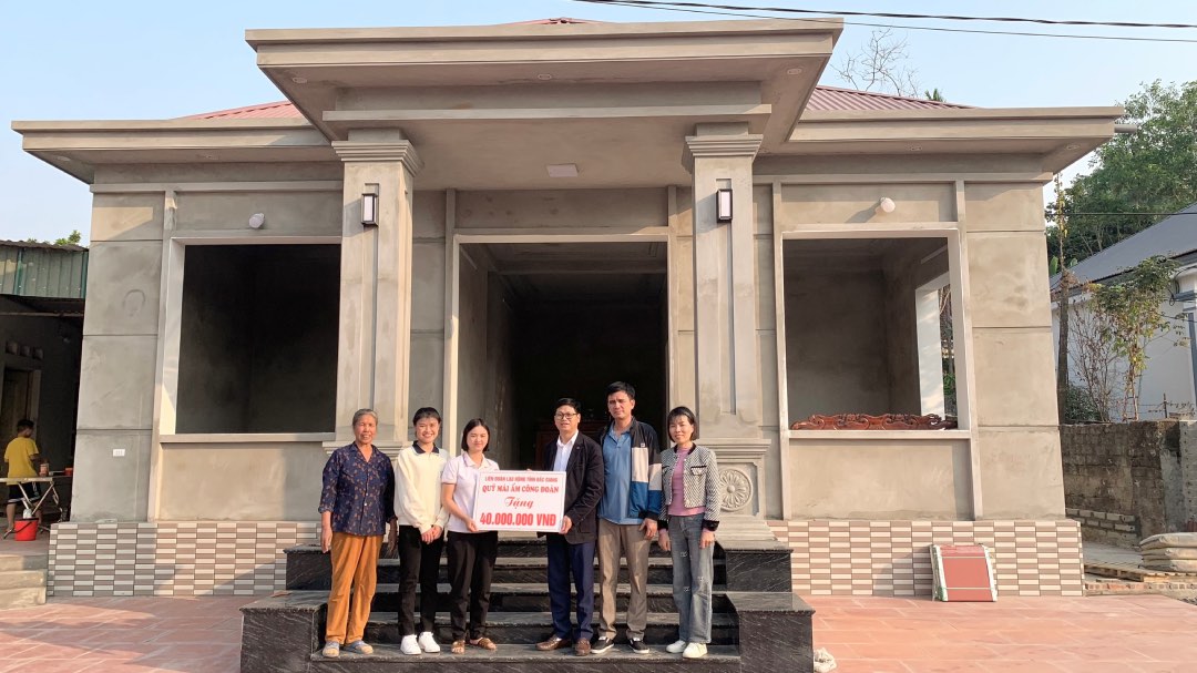 Leaders of the Trade Union of Industry and Trade of Bac Giang province presented support for building Trade Union Shelters to union members. Photo: Khanh Linh