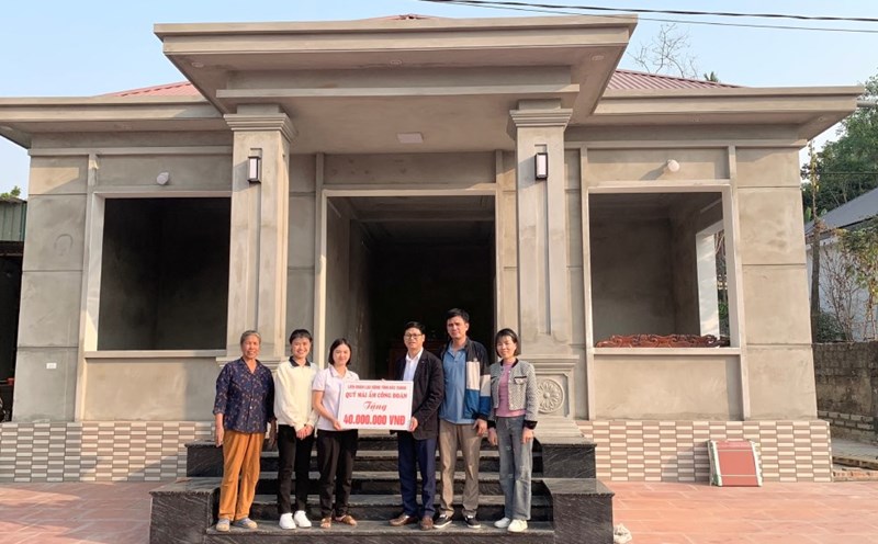 Leaders of the Trade Union of Industry and Trade of Bac Giang province presented support for building Trade Union Shelters to union members. Photo: Khanh Linh