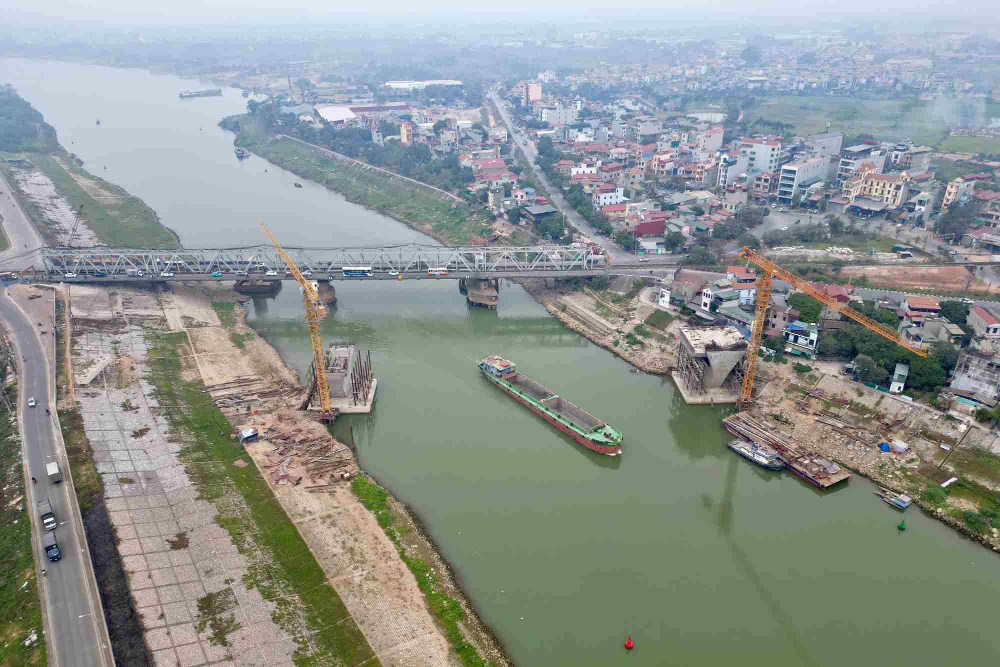 The road bridge across the Duong River connecting Long Bien District and Gia Lam District (Hanoi) is under construction. Photo: Huu Chanh