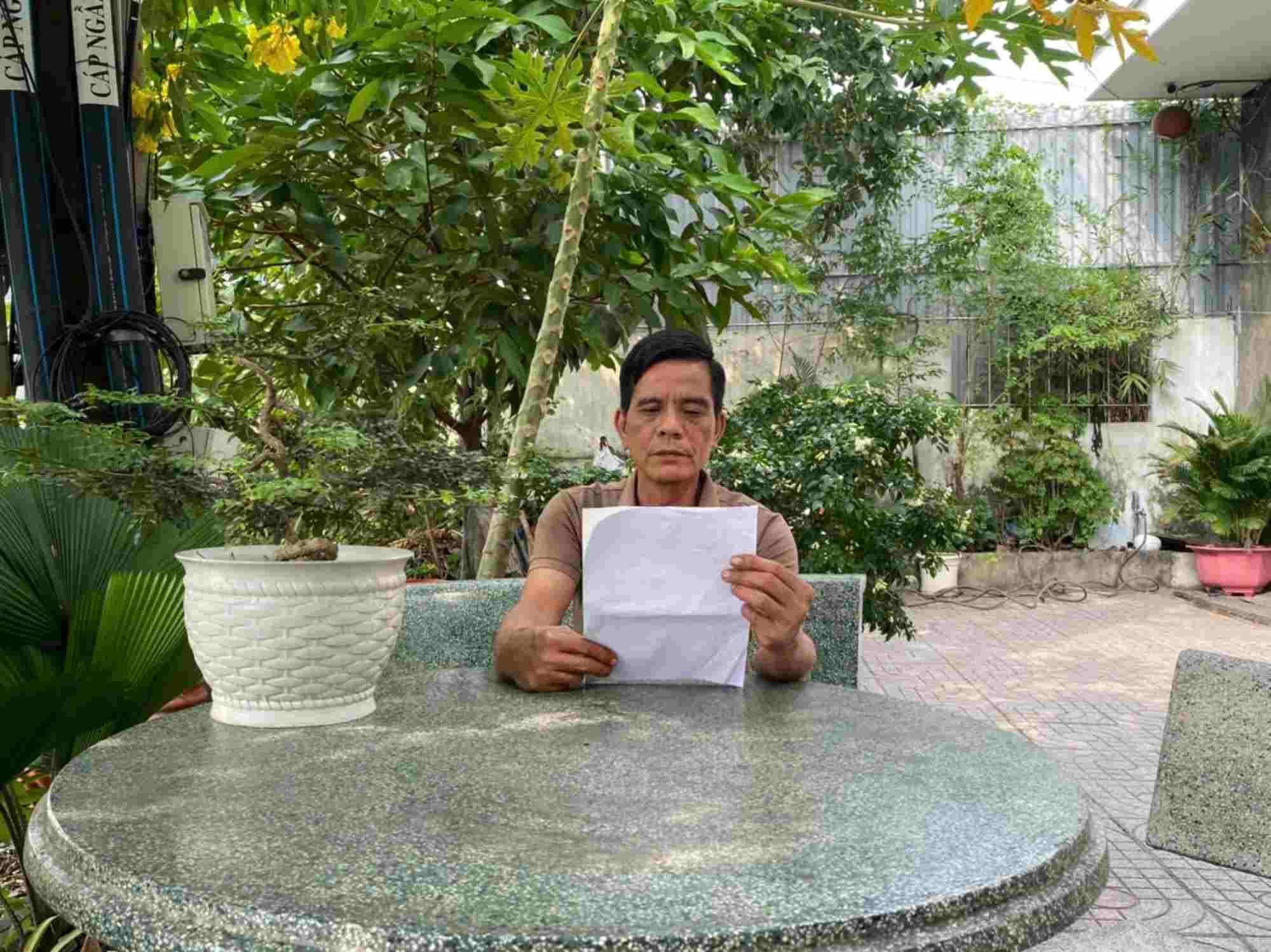 Mr. Trieu Quang Bien shared with reporters about the incident. Photo: To Cong