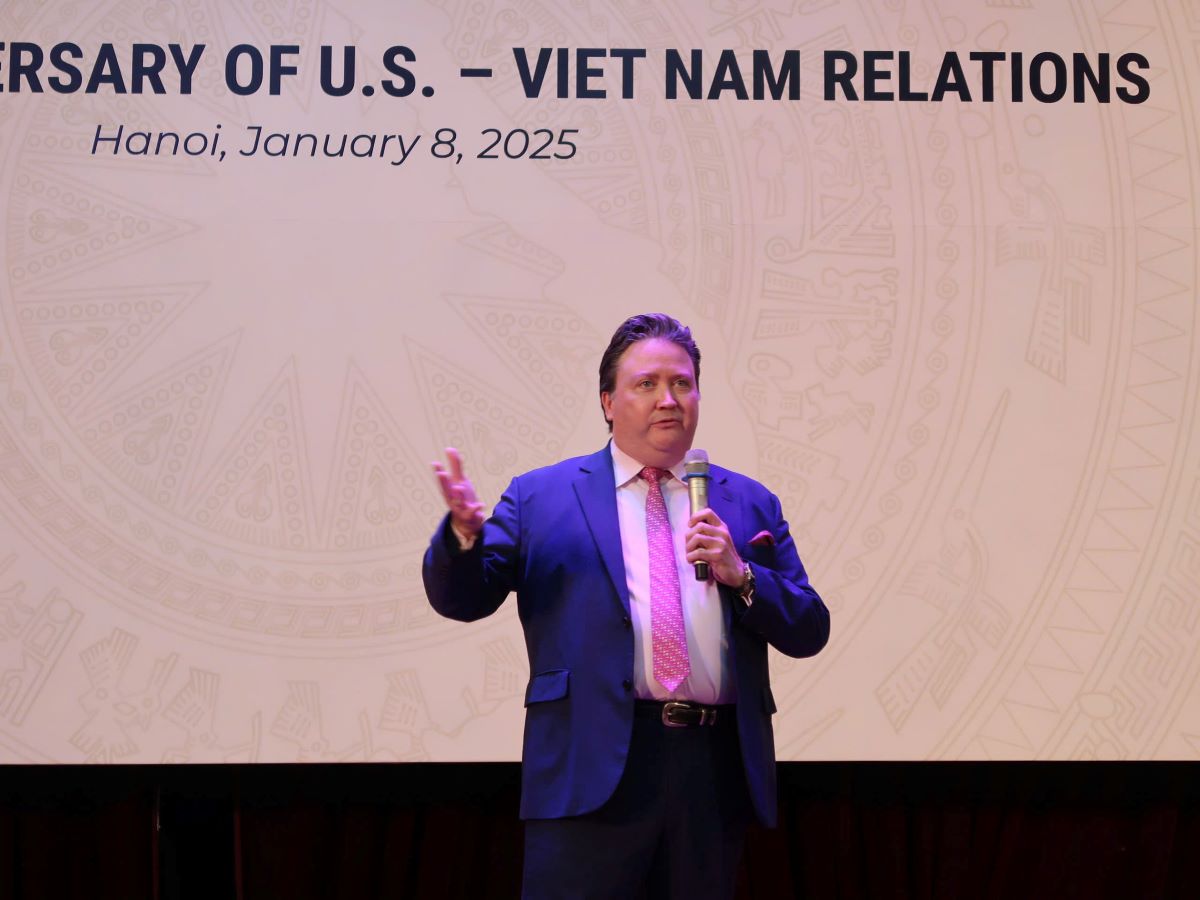US Ambassador Marc Knapper speaks with students of Vietnam National University. Photo: Ngoc Van