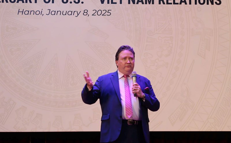 US Ambassador Marc Knapper speaks with students of Vietnam National University. Photo: Ngoc Van