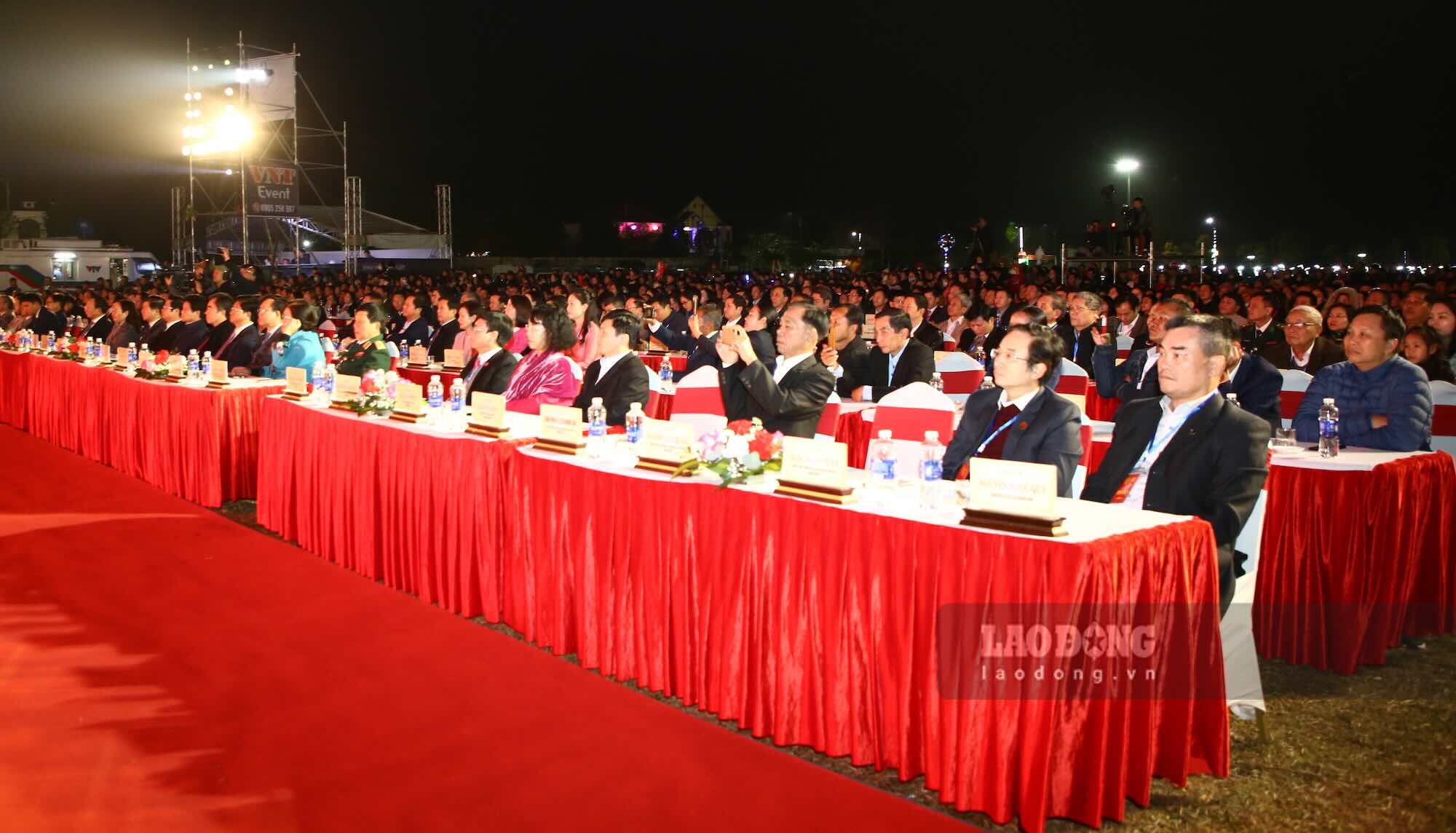 Rat dong dai bieu, nguoi dan den tham du chuong trinh. Anh: Cong Sang