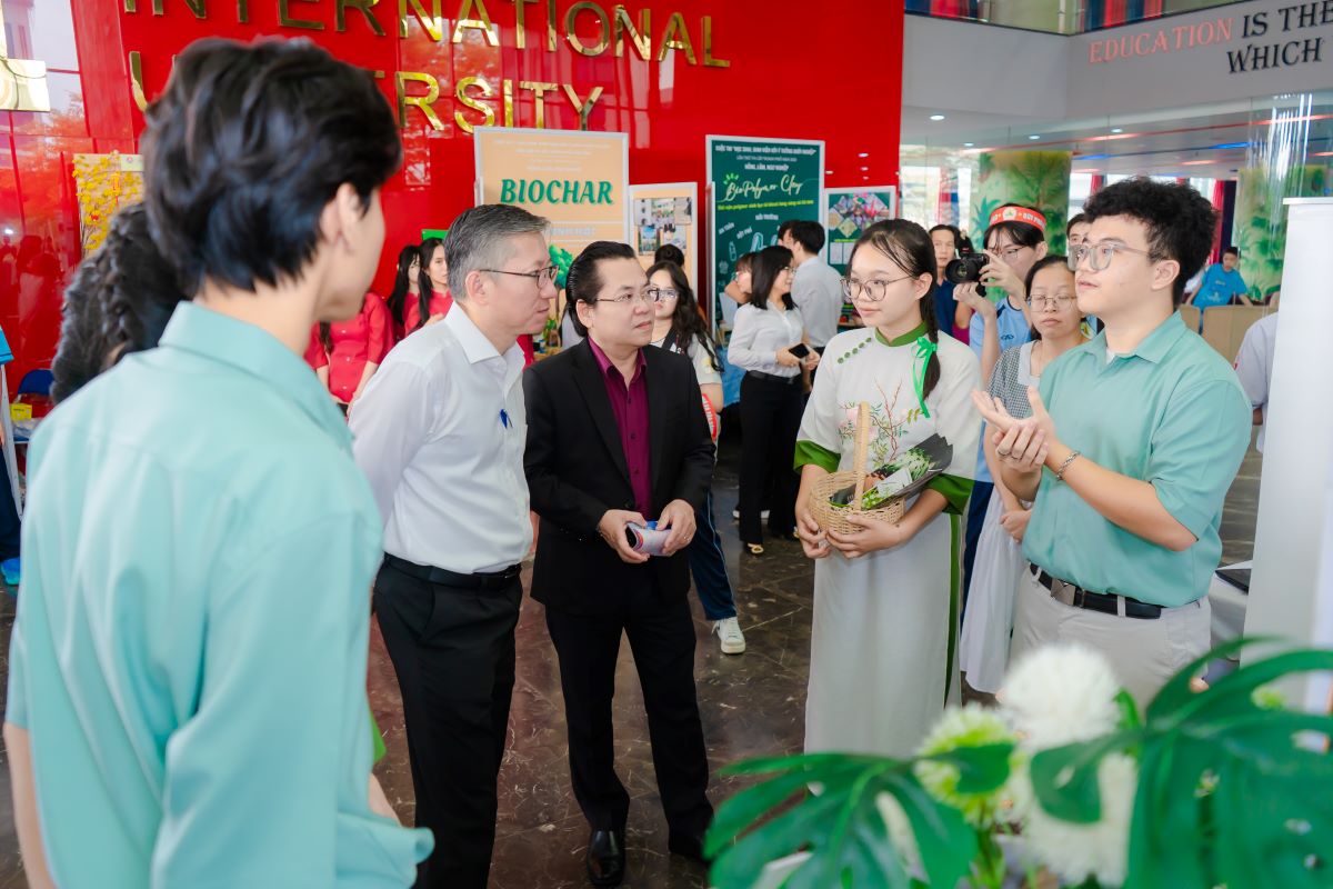 Ban giám khảo chấm điểm các gian hàng tại cuộc thi “Học sinh, sinh viên với ý tưởng khởi nghiệp”. Ảnh: Thúy Huyền