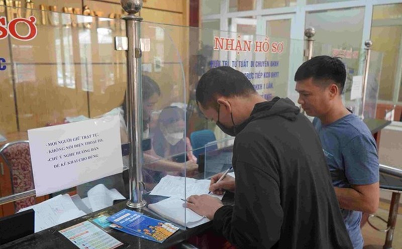 Many businesses in Hai Phong have been late in paying social insurance, affecting workers' rights. Illustration photo: Hoang Khoi