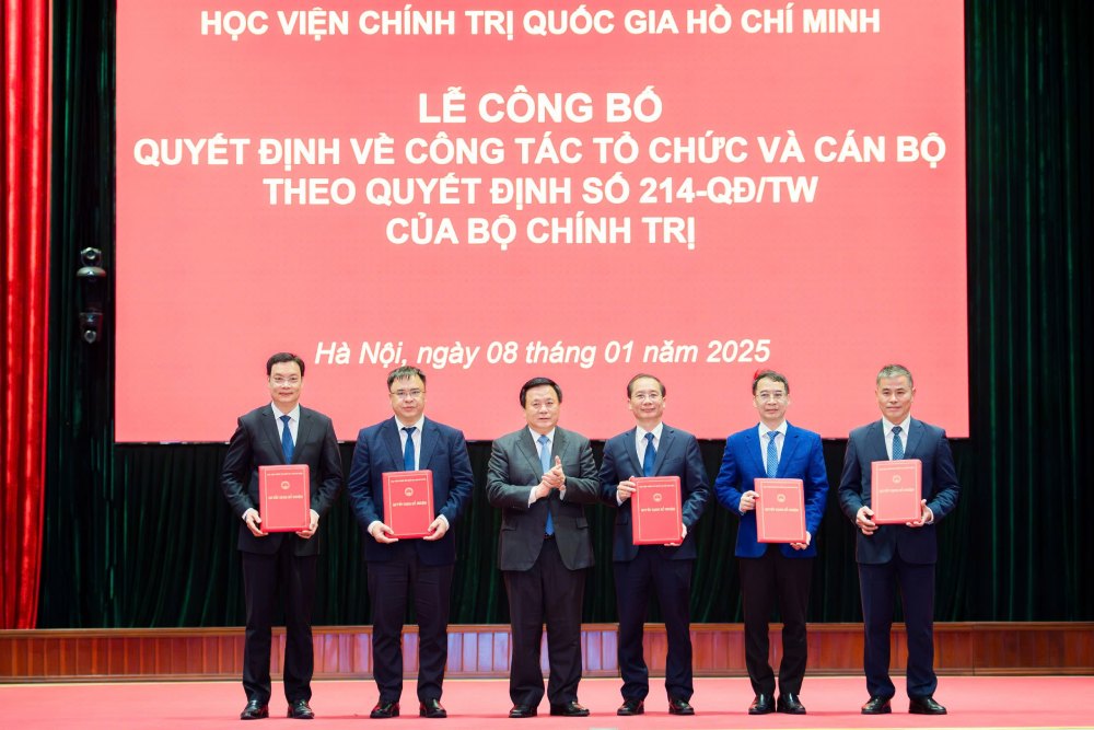 Associate Professor, Dr. Tran Thanh Giang (far left) was presented with the Decision on transfer and appointment to the position of Deputy Director of the Academy of Public Administration and Management by Professor, Dr. Nguyen Xuan Thang - Politburo member, Director of the Ho Chi Minh National Academy of Politics, Chairman of the Central Theoretical Council. Photo: Ai Van