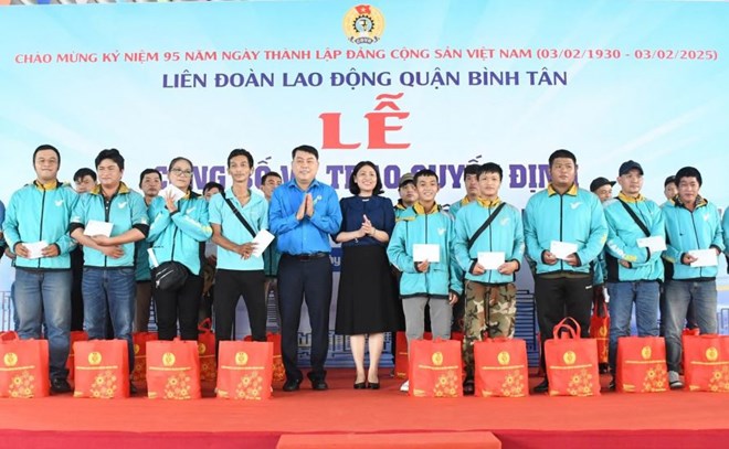 Binh Tan District Labor Union presented gifts worth VND500,000/piece to disadvantaged union members of Binh Tan District Green Technology Vehicle Union, established in 2024. Photo: Duc Long