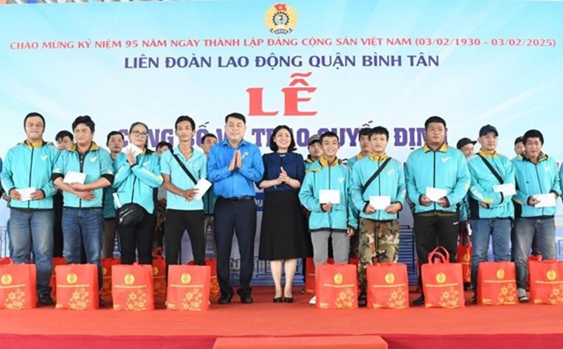 Binh Tan District Labor Union presented gifts worth VND500,000/piece to disadvantaged union members of Binh Tan District Green Technology Vehicle Union, established in 2024. Photo: Duc Long