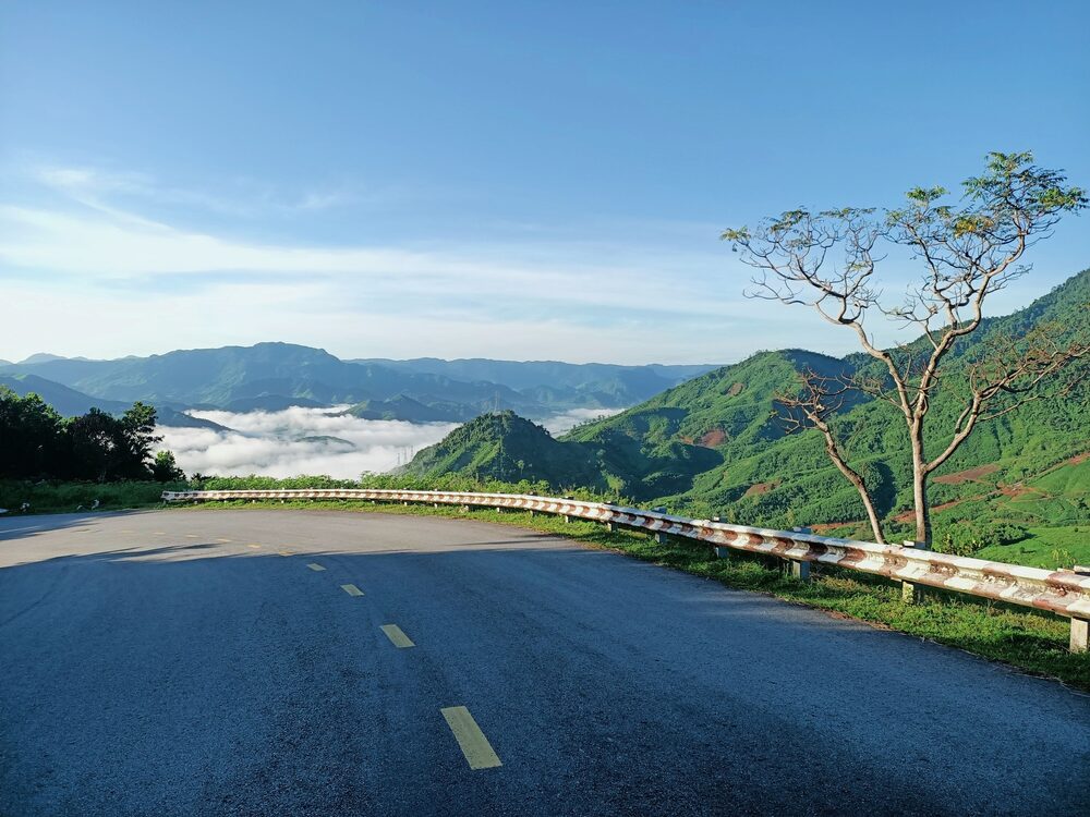 Đèo Violak nằm trên quốc lộ 24, ngay giữa hai huyện Kon Plông (Kon Tum) và Ba Tơ (Quảng Ngãi). Có độ cao gần 1.300m so với mực nước biển, Violak là điểm lý tưởng để săn mây, đổ đèo, ngắm cảnh đẹp như tranh vẽ. Ảnh: NVCC