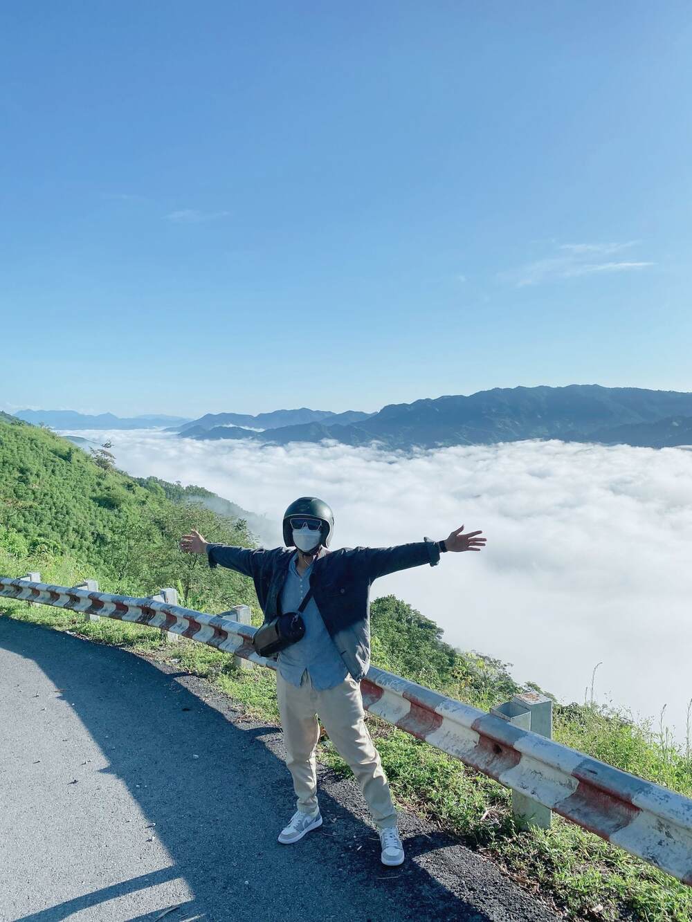 “Vì đèo cao nên càng gần tới nơi thì không khí càng lạnh, sương mù bay bay mờ lối đi, nhất là vào sáng sớm. Ngoài ra, mình cũng có thể cảm nhận không khí tại đây trong lành hơn hẳn so với thành phố”, anh Nhân cho biết. Ảnh: NVCC