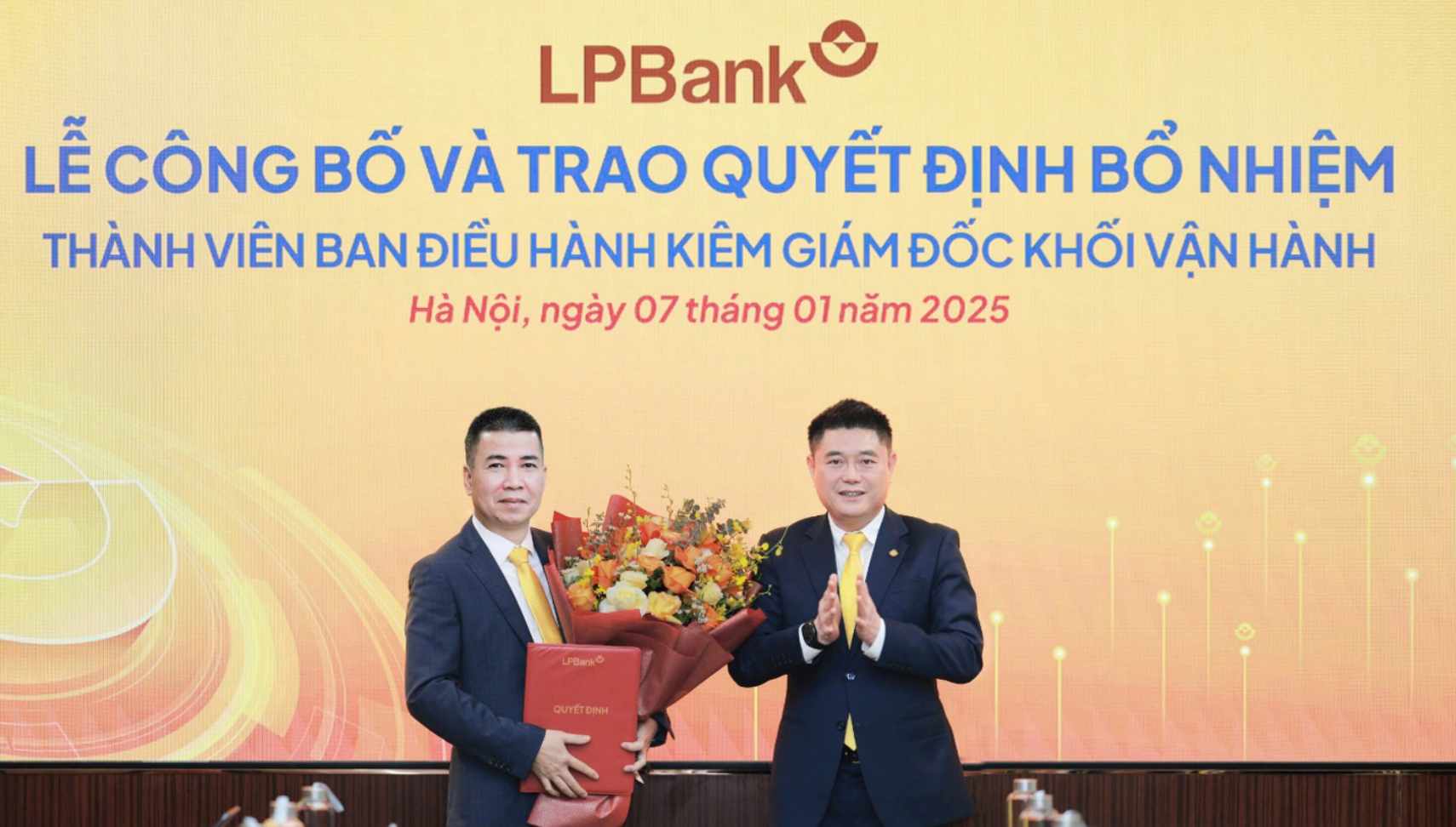 Ong Nguyen Duc Thuy – Chu tich HDQT LPBank trao quyet dinh bo nhiem cho ong Nguyen Hoang Hai. Anh: LPBank. 