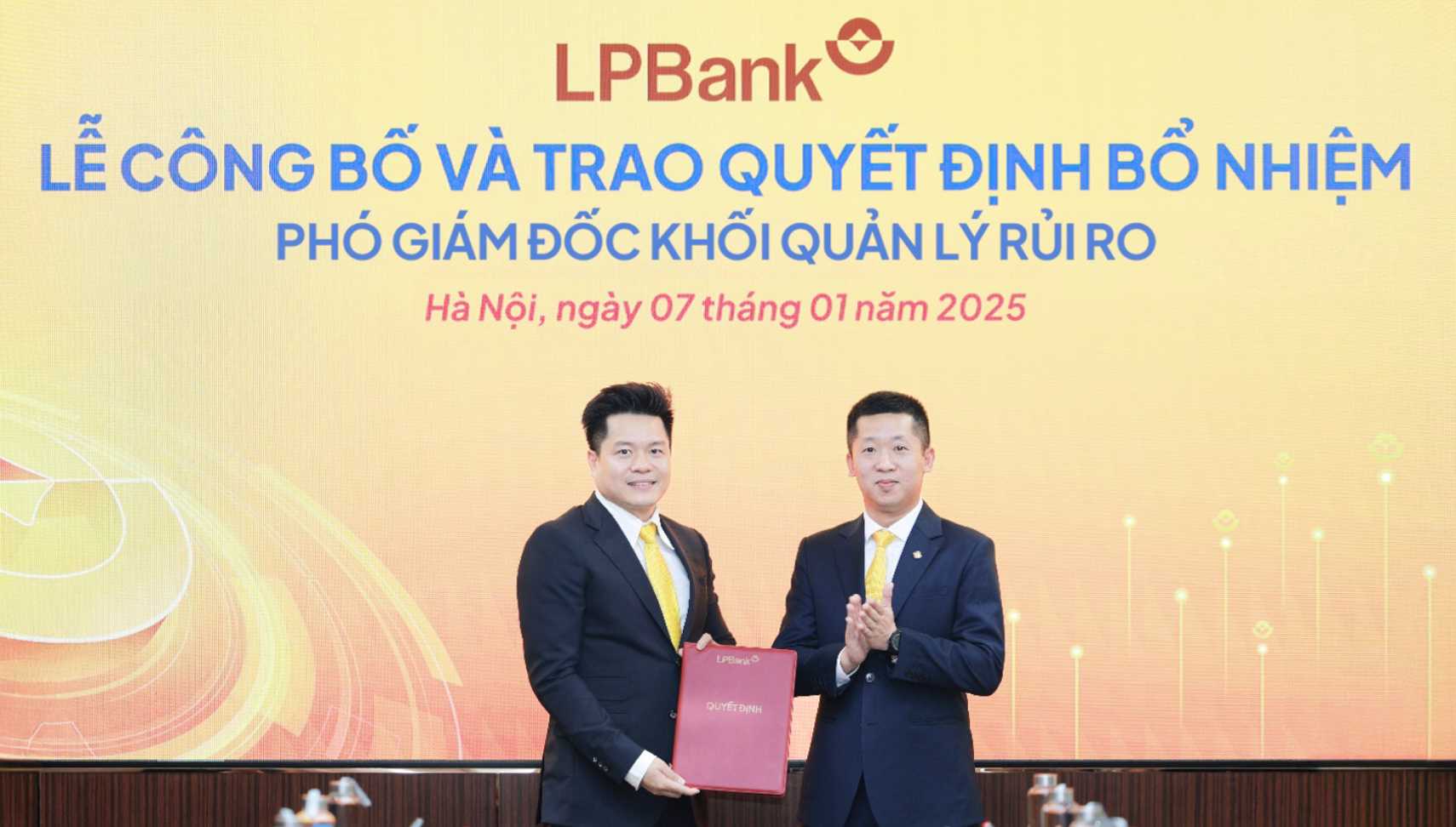 Ong Nguyen Van Thanh (trai) duoc bo nhiem lam Pho Giam doc Khoi Quan tri Rui ro phu trach Xu ly no cua LPBank. Anh: LPBank. 