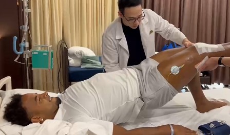 Striker Xuan Son practices to recover from injury at the hospital. Photo cut from video