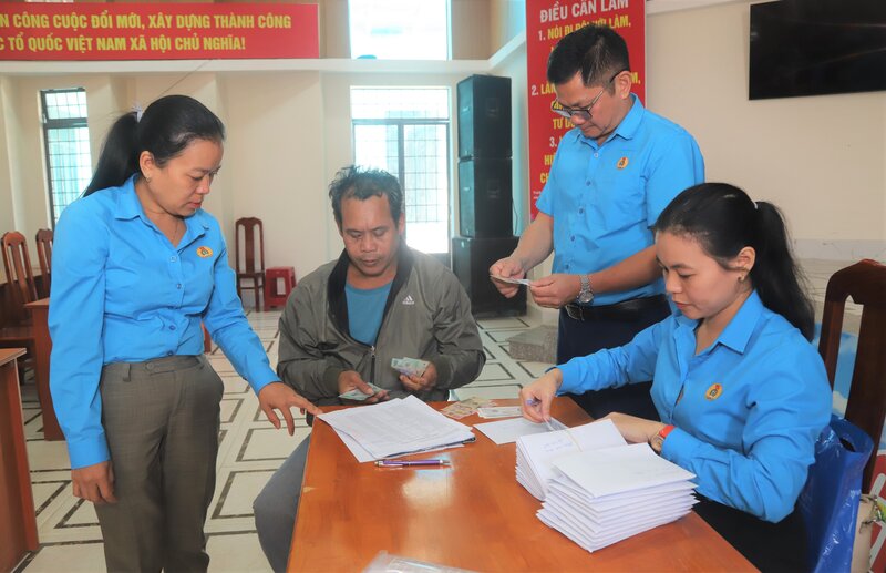 The Bao Loc City Labor Federation was assigned by the City People's Committee to pay salaries to workers at the Waste Treatment Plant. Photo: H.Thanh