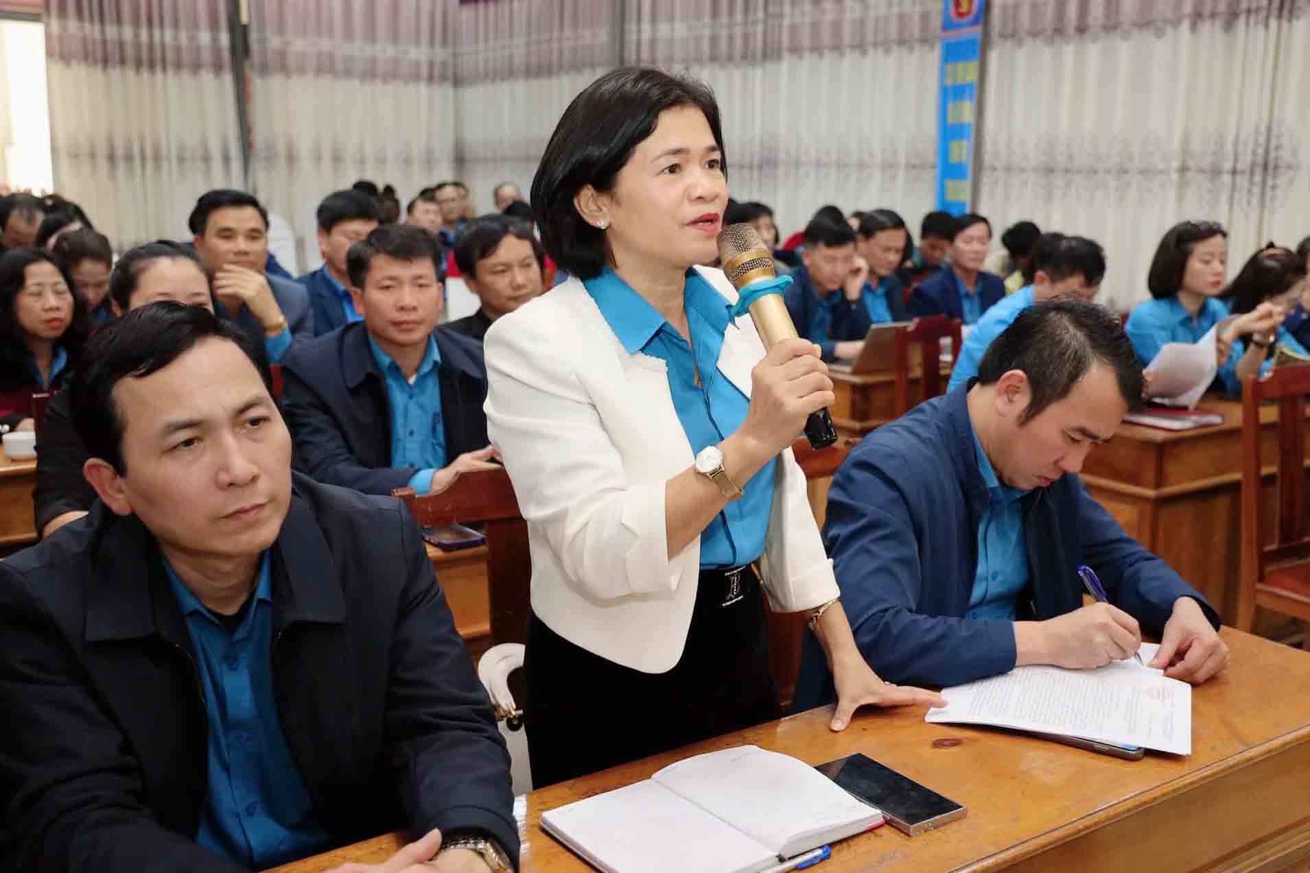 Delegates speak at the conference to disseminate the project to reorganize and streamline the apparatus of the Ha Tinh Trade Union. Photo: Xuan Truyen.