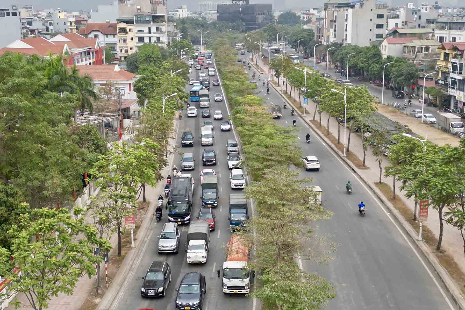 Dòng phương tiện xếp thành hàng dài trên đường Cổ Linh chờ qua nút giao. Ảnh: Hữu Chánh