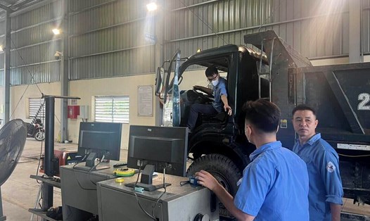 Đăng kiểm viên thực hiện kiểm định phương tiện. Ảnh: Khánh Linh