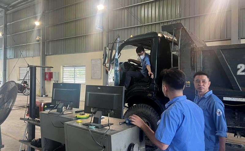 Inspectors conduct vehicle inspection. Photo: Khanh Linh