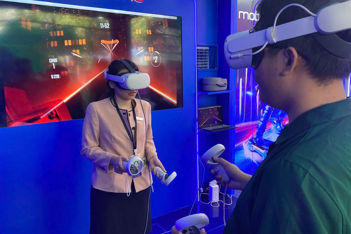 Tourists experience VR 360 glasses to explore Quang Ninh tourism. Photo: Doan Hung