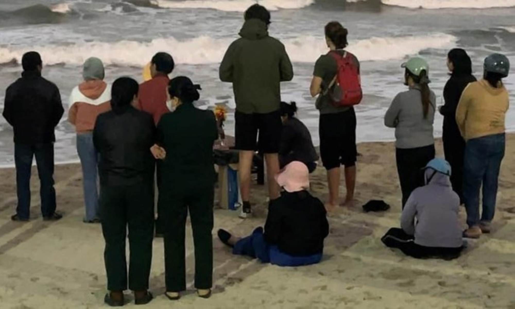 Bad weather, big waves, a lifeguard in Da Nang was swept away by the waves while on duty. Photo: Hoi An