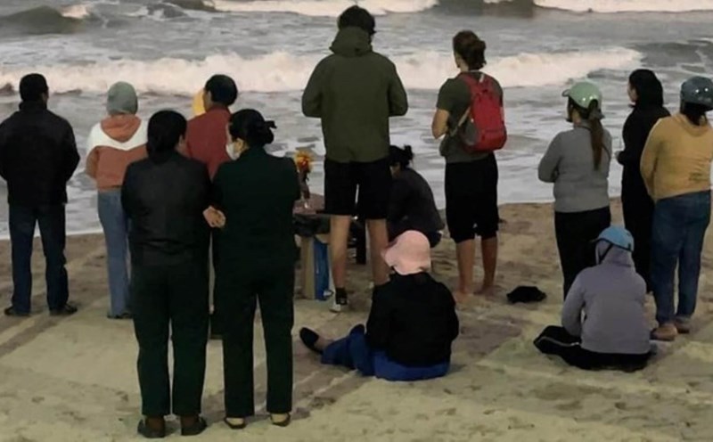 Bad weather, big waves, a lifeguard in Da Nang was swept away by the waves while on duty. Photo: Hoi An