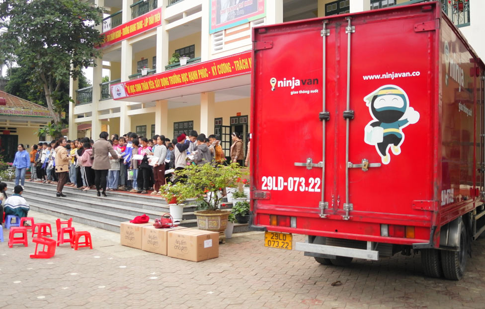 Overcoming more than 38,181 km of routes across difficult mountainous terrain, Ninja Van Vietnam delivered gifts to children. Photo: Provided by DN