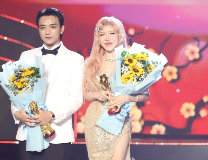 Soobin Hoang Son and Trang Phap received the "Golden Apricot" award. Photo: Organizing Committee.