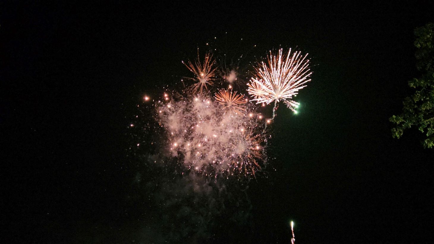 Many localities in the Central Highlands organize fireworks displays. Photo: Bao Lam