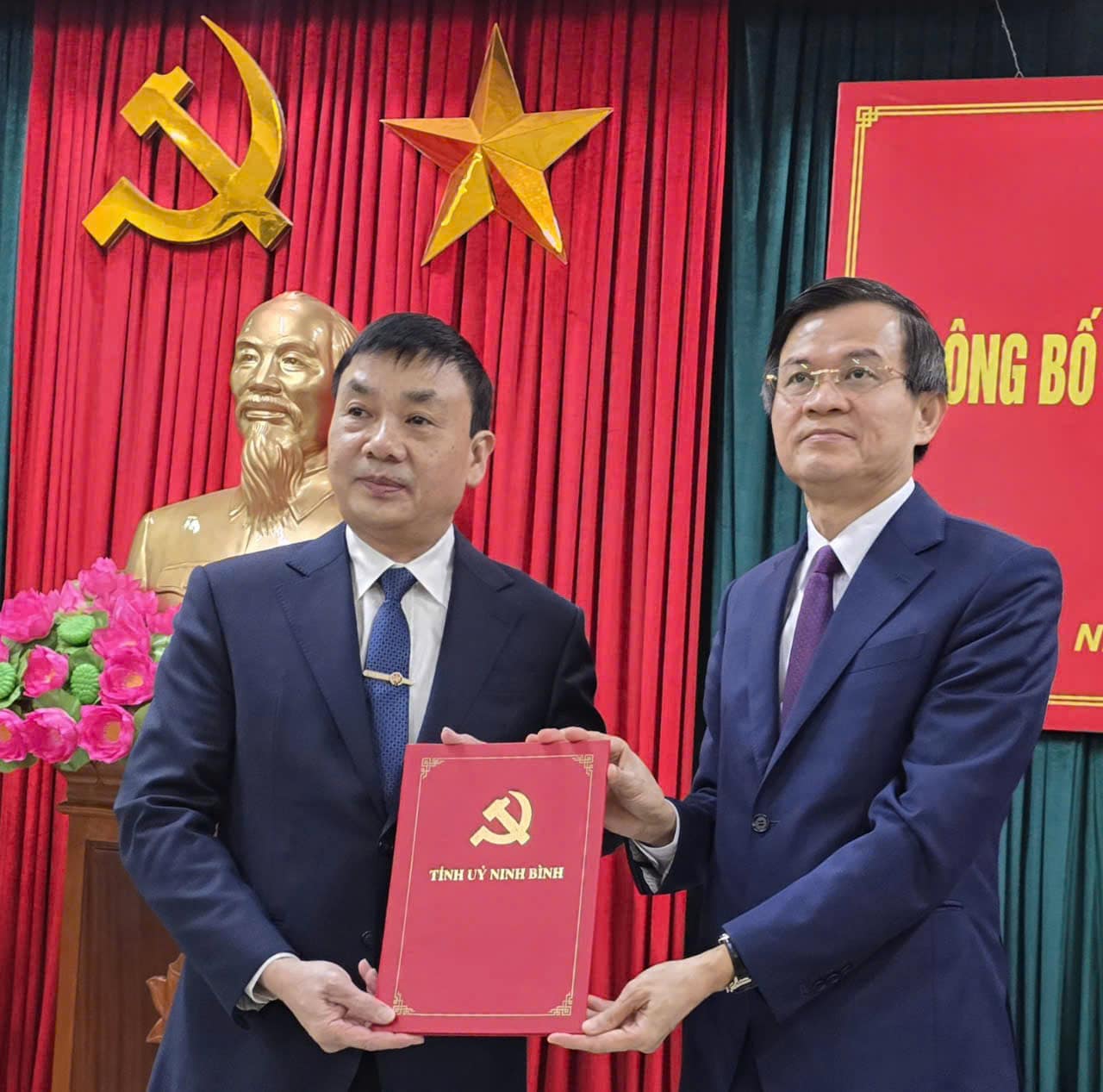 Mr. Doan Minh Huan - Secretary of Ninh Binh Provincial Party Committee (right) presented the decision to transfer and appoint Mr. Hoang Manh Hung to hold the position of Chairman of Ninh Binh Provincial Labor Federation. Photo: Nguyen Truong