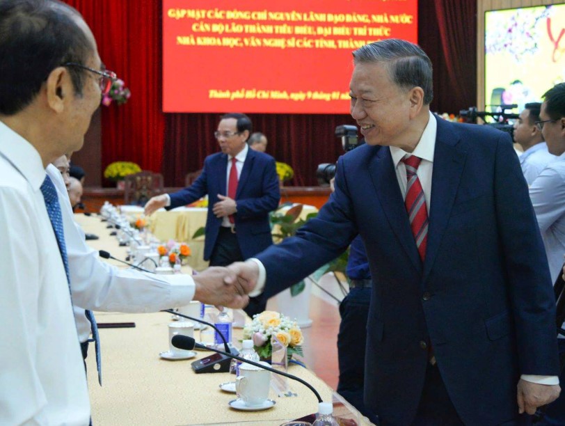 General Secretary To Lam visits delegates. Photo: Minh Quan