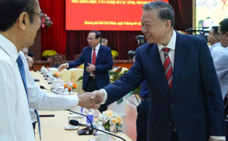 General Secretary To Lam visits delegates. Photo: Minh Quan