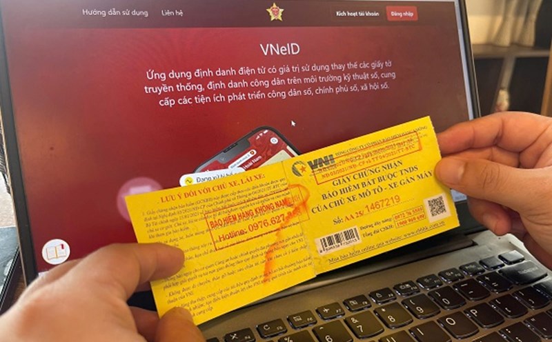 Voters propose to review the regulation on penalties for not buying motorbike insurance. Photo: Xuyen Dong
