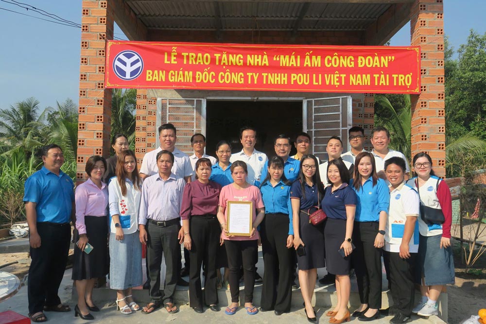 Handing over a house to union member Le Thi Mong Dao, in Long Khanh commune, Ben Cau district, Tay Ninh province. Photo: Bi Le