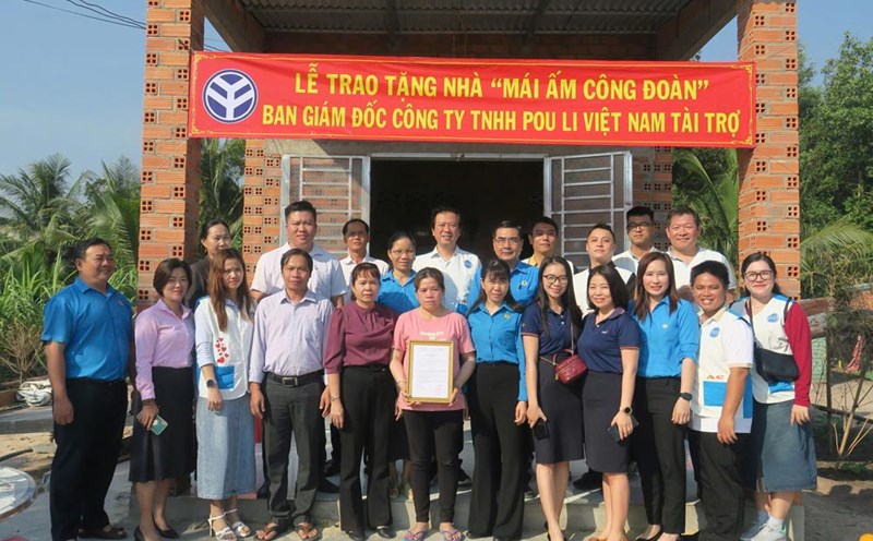 Handing over a house to union member Le Thi Mong Dao, in Long Khanh commune, Ben Cau district, Tay Ninh province. Photo: Bi Le