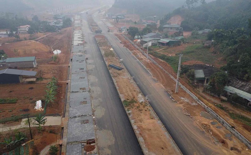 The route connecting Nguyen Tat Thanh Street to Au Co Street (Yen Bai City) has a total investment of 300 billion VND. Photo: Tran Bui