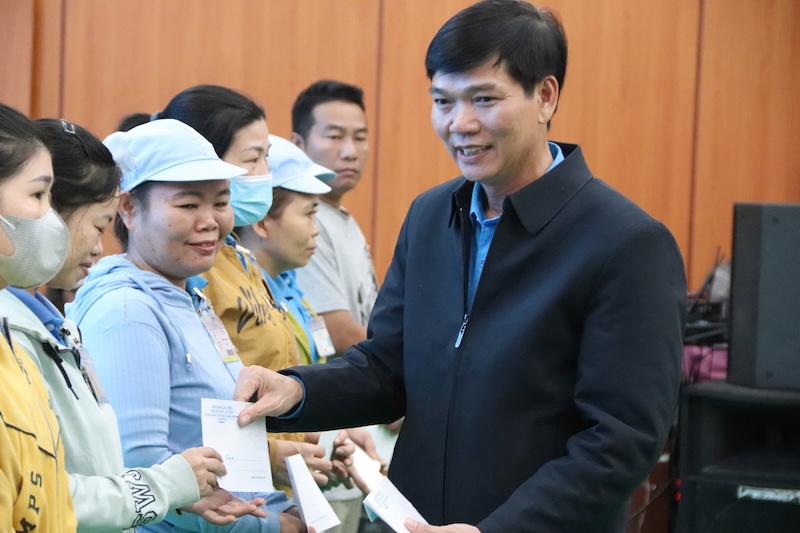 Duy Xuyen District Labor Federation (Quang Nam) presents gifts to workers, civil servants and laborers in difficult circumstances. Photo: Nguyen Linh