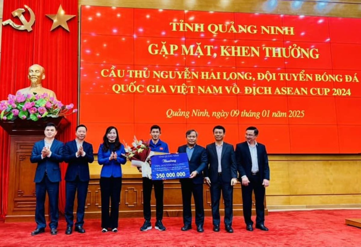 Quang Ninh Provincial Party Secretary Vu Dai Thang presents bonus to Quang Ninh native player Nguyen Hai Long. Photo: Thanh Tung