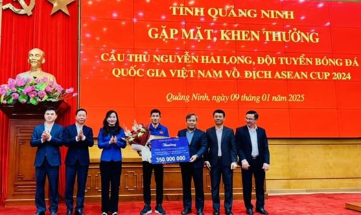 Bí thư Tỉnh ủy Quảng Ninh Vũ Đại Thắng trao tiền thưởng cho cầu thủ quê Quảng Ninh Nguyễn Hai Long. Ảnh: Thanh Tùng