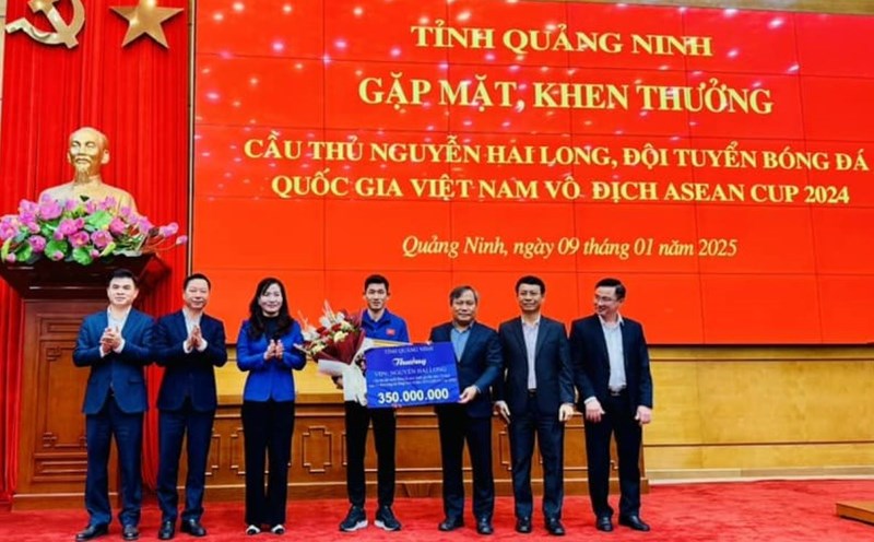 Quang Ninh Provincial Party Secretary Vu Dai Thang presents bonus to Quang Ninh native player Nguyen Hai Long. Photo: Thanh Tung