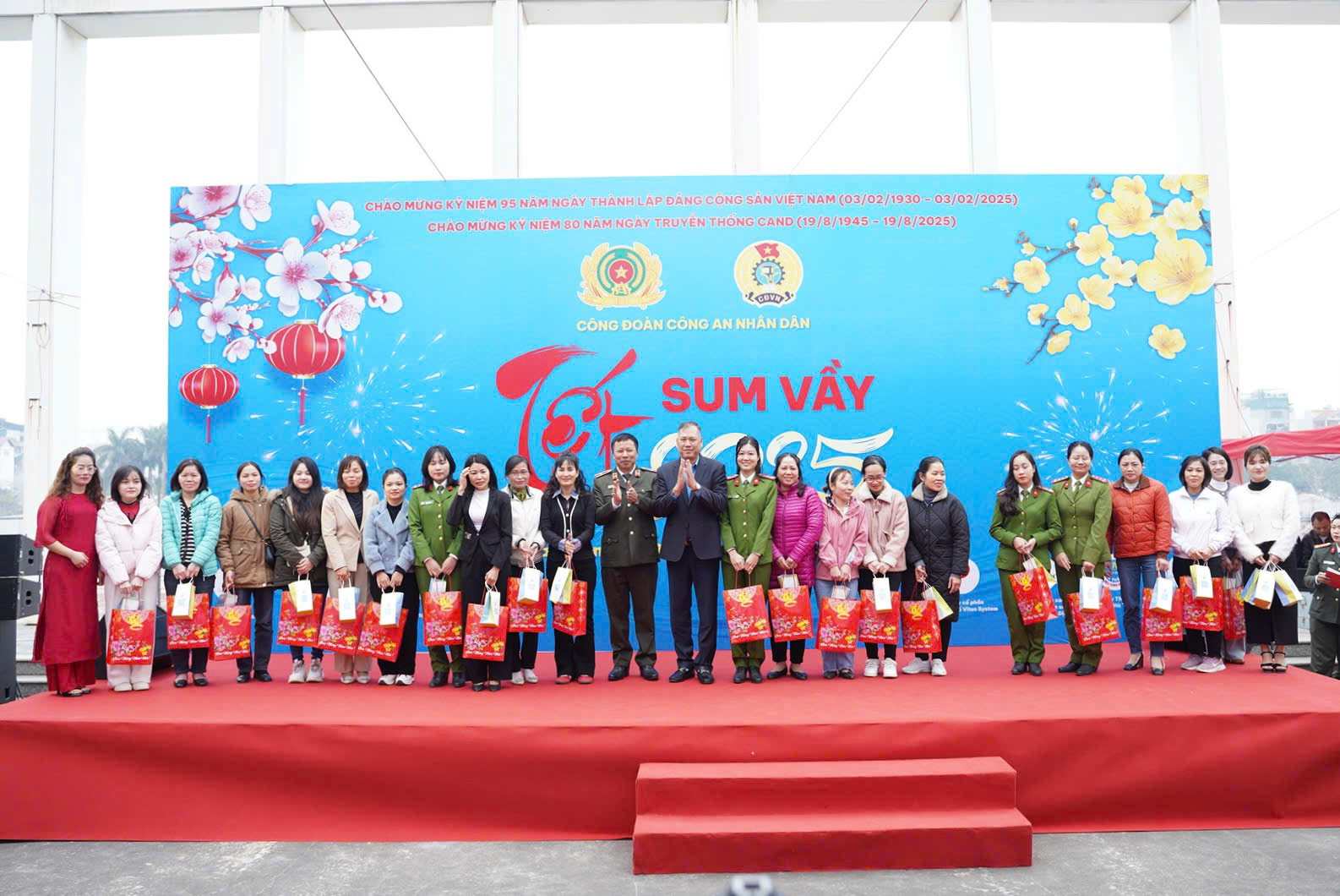 Delegates present Tet gifts to union members and workers. Photo: Minh Thuong