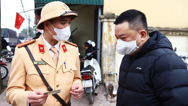 Cảnh sát giao thông Hà Nội tuyên truyền Nghị định 168 ngay tại chốt cho người vi phạm. Ảnh: Thành Long